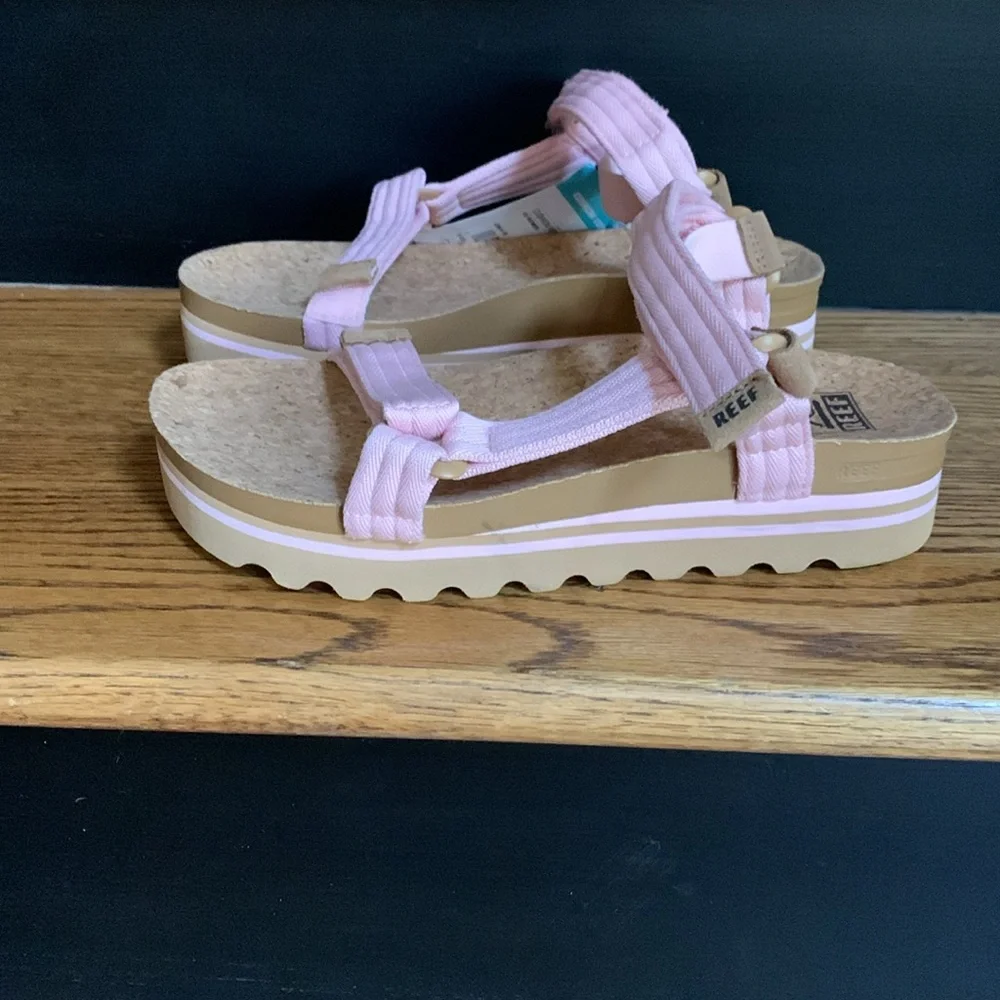 Reef. Pink Velcro sandals size 8.   ms - Picture 2 of 5